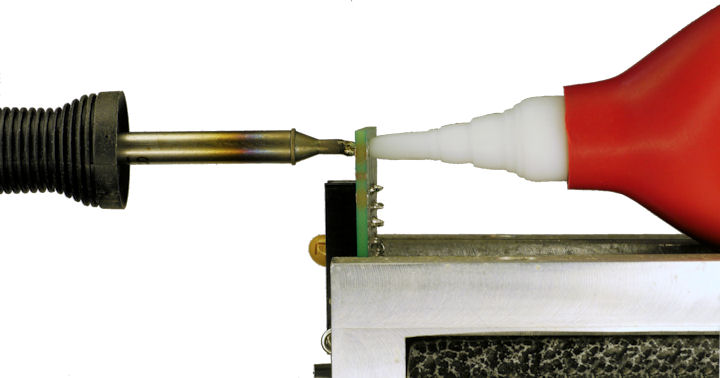 Desoldering hole with soldering iron and desoldering bulb